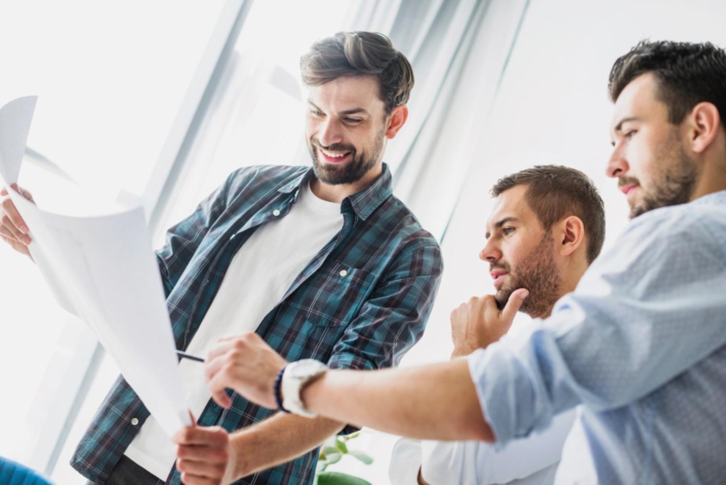 Besprechung von Finanzberichten im Team