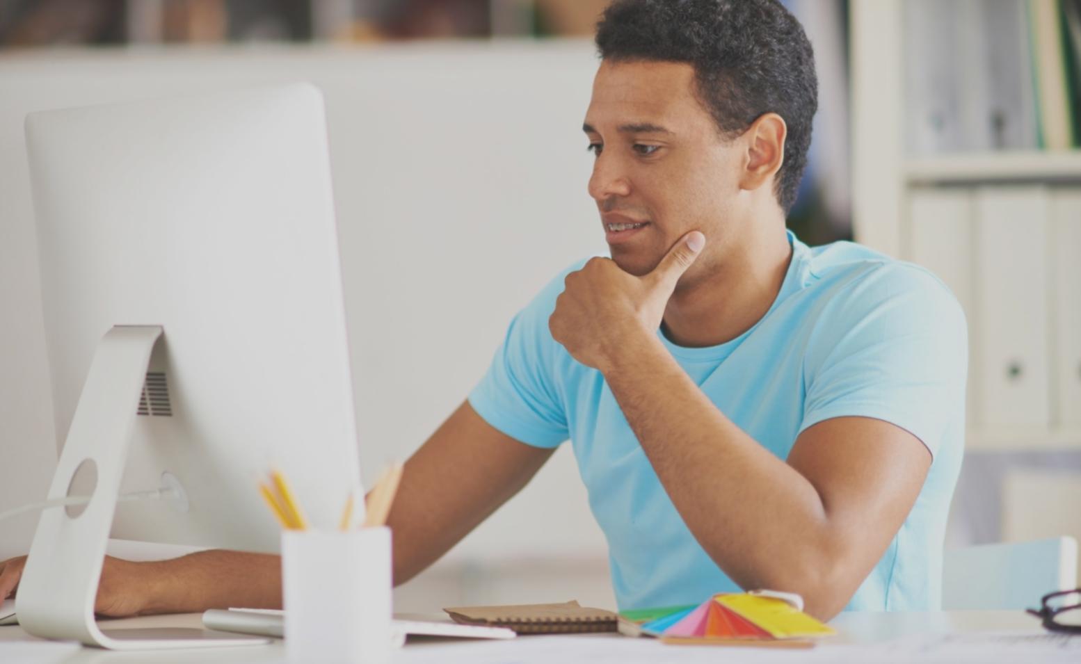 Arbeitsplatz mit Finanzanalyse-Dokumenten