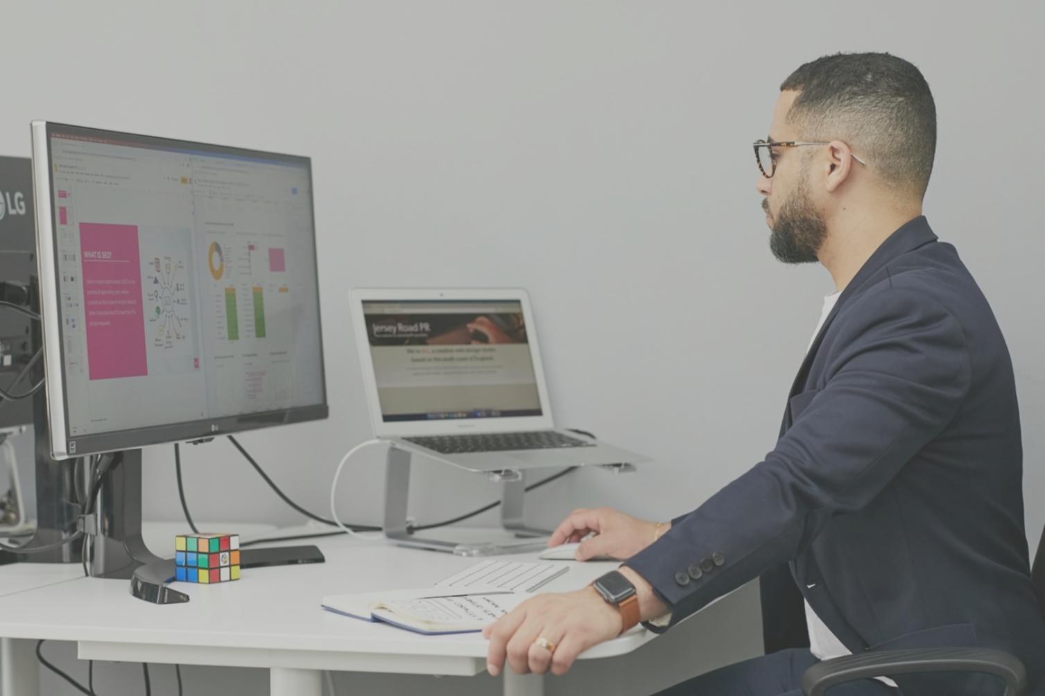Lernmaterialien für Finanzanalyse auf einem Schreibtisch